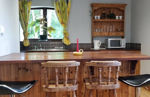 Tuamgraney Casa | Cosy two bedroom lodge on the edge of Raheen Woods