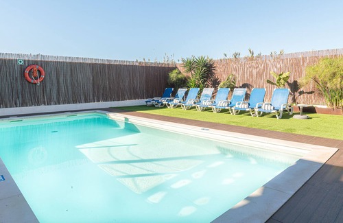 Sao Pedro da Cadeira Villa | Cosy Villa with heatable pool at walking distance from the beach