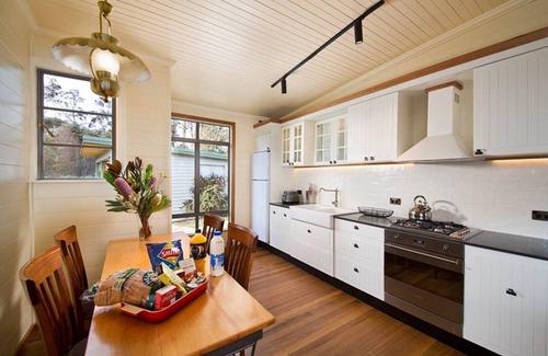 Medlow Bath Cabaña | Cosy weekend away or include the family - Seven Sisters Escarpment Views