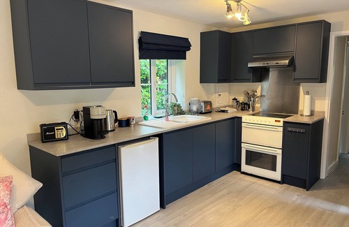 Ashford Hill Cabaña | Cosy & well located cottage in beautiful countryside. Pet friendly.