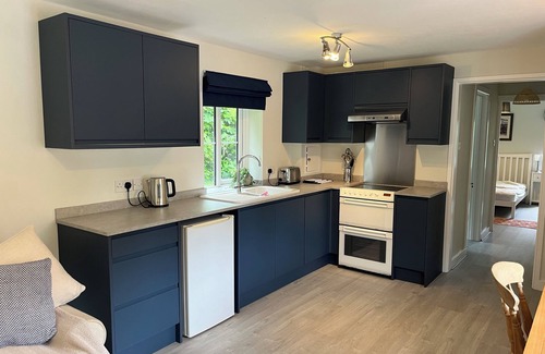 Ashford Hill Cabaña | Cosy & well located cottage in beautiful countryside. Pet friendly.