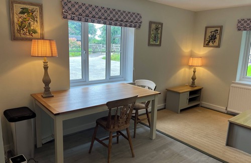 Ashford Hill Cabaña | Cosy & well located cottage in beautiful countryside. Pet friendly.