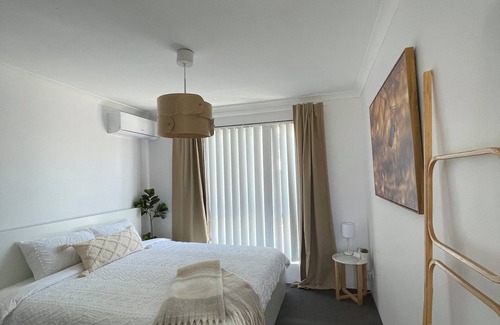 Nollamara Cama Y Desayuno | Cosy White Retreat