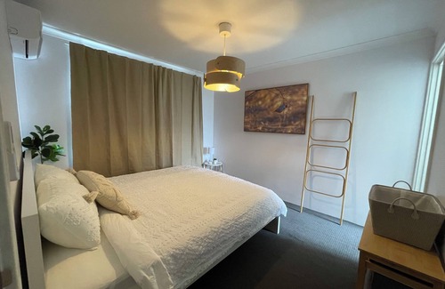 Nollamara Cama Y Desayuno | Cosy White Retreat