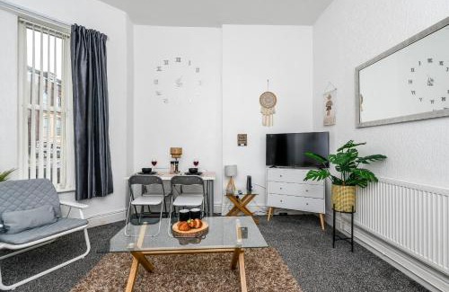 Birkenhead Apartamento | Cosy Wirral home near Liverpool with Free Parking!
