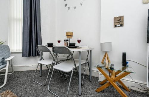 Birkenhead Apartamento | Cosy Wirral home near Liverpool with Free Parking!