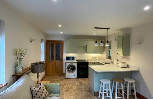 Leckhampton Cabaña | Cosy Woodland Retreat | 10 mins from Cheltenham Promenade | Dog Friendly
