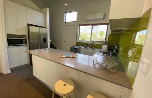 O'Connor Casa | Cosy Work From Home Townhouse 10 Mins From City - Hosted by CanStay