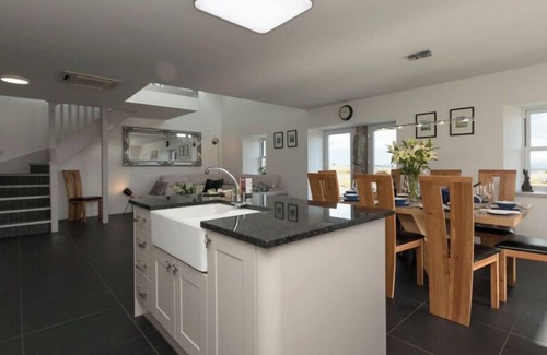 Castle Douglas Casa | Cot Cottage - Panoramic Views & Hot Tub!