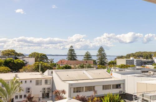 Nelson Bay Apartamento | Cote D'Azur 42, 61 Donald St - complex pool, lift, linen, bed making and stunning water views