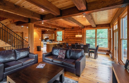 Lac Superieur Village Chalet De Esquí | Cote Nord Tremblant Cabaña de 3 dormitorios con spa privado