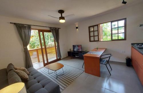 Jabaquara Apartamento | Cotia - Novo Flat com Piscina, 50mts da praia, churrasqueira privativa, ar con, wi-fi, netflix, garagem