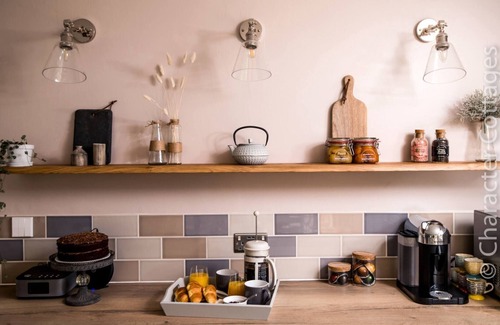 Broadway Casa | COTSALL HOUSE, pet friendly, with open fire in Broadway