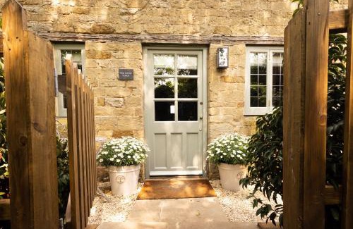 Bledington Casa | Cotswold cottage with hot tub
