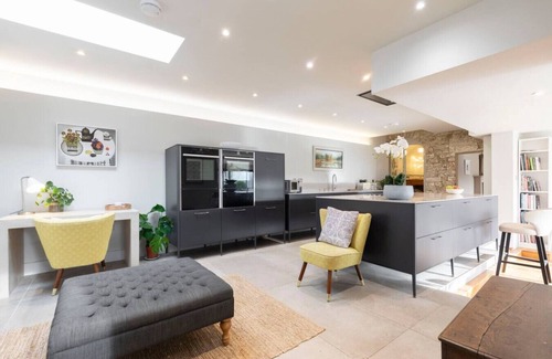 Nailsworth Casa | Cotswold Hillside Retreat with Stunning Views