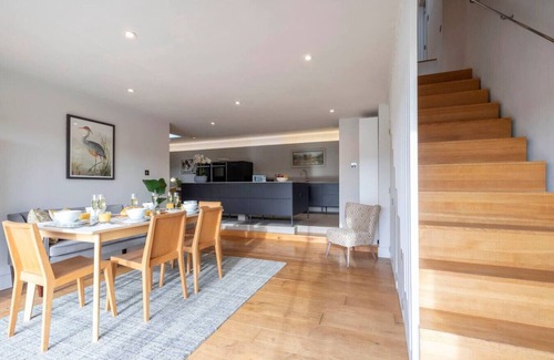 Nailsworth Casa | Cotswold Hillside Retreat with Stunning Views