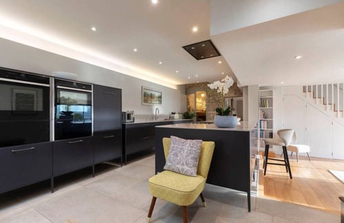 Nailsworth Casa | Cotswold Hillside Retreat with Stunning Views