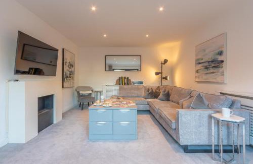 Enstone Casa | Cotswold holiday let with hot tub - The Old Garage
