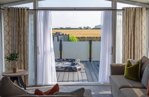 Chipping Norton Cabina | COTSWOLD LODGE, family friendly, with hot tub in Chipping Norton