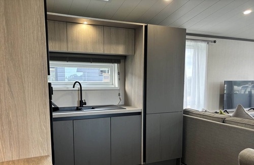 Chipping Norton Cabina | COTSWOLD LODGE, family friendly, with hot tub in Chipping Norton
