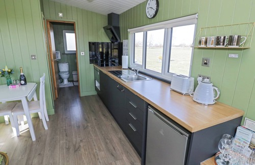 Bretforton Cabaña | COTSWOLD VIEW 1, romantic, character holiday cottage in Honeybourne