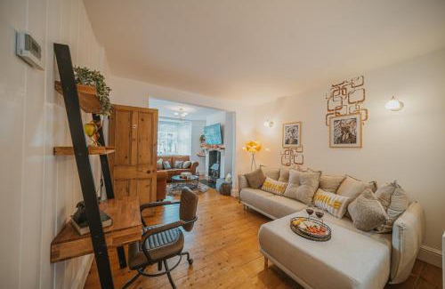 Cirencester Casa | Cotswolds- Homely 2 bed house with garden, WiFi - Esho Stays