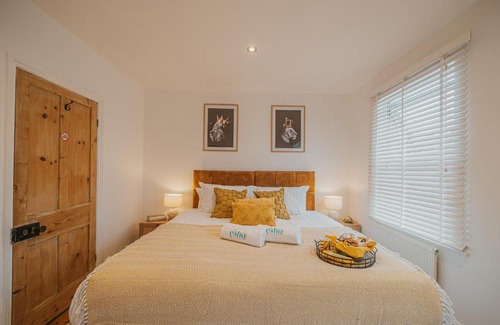 Cirencester Casa | Cotswolds- Homely 2 bed house with garden, WiFi - Esho Stays