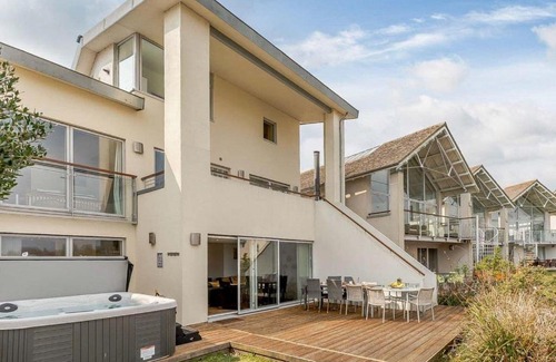 Cirencester Casa | Cotswolds Lakehouse, with hot tub & spa access, Lower Mill Estate