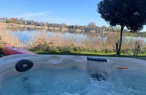 Cirencester Casa | Cotswolds Lakehouse, with hot tub & spa access, Lower Mill Estate