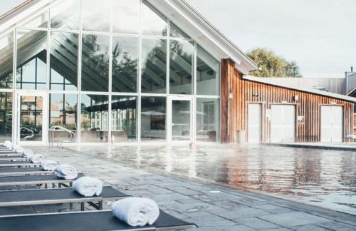Cirencester Casa | Cotswolds Lakehouse, with hot tub & spa access, Lower Mill Estate