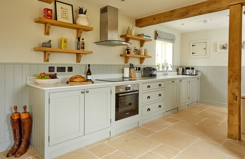Ampney Crucis Casa | Cotswolds One Bedroom Barn Conversion near Bibury with private garden & terrace