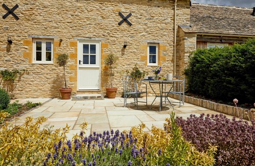 Ampney Crucis Casa | Cotswolds One Bedroom Barn Conversion near Bibury with private garden & terrace