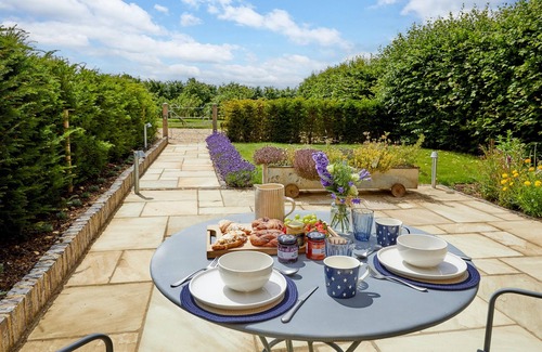 Ampney Crucis Casa | Cotswolds One Bedroom Barn Conversion near Bibury with private garden & terrace