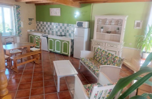 Saint-Sulpice-de-Roumagnac Casa | Cottage "L'Atelier" with Shared Pool, Private Terrace, and Wi-Fi
