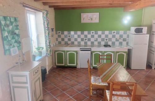 Saint-Sulpice-de-Roumagnac Casa | Cottage "L'Atelier" with Shared Pool, Private Terrace, and Wi-Fi