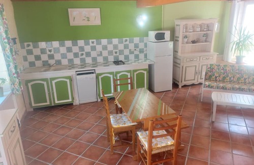 Saint-Sulpice-de-Roumagnac Casa | Cottage "L'Atelier" with Shared Pool, Private Terrace, and Wi-Fi