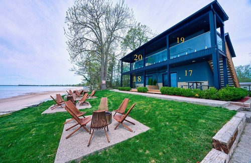 Wainfleet Cabaña | Cottage 17: Lower-Level Beachfront Unit in 4-Plex