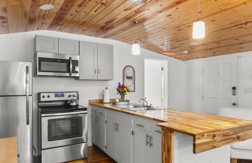 Fairhope Casa | Cottage 3 - Back Bay Bungalow
