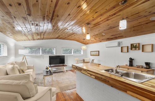 Fairhope Casa | Cottage 3 - Back Bay Bungalow