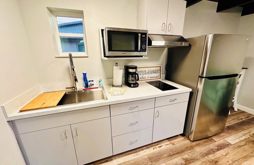 Tavares Cabaña | Cottage 36: Sunshine Suite - Waterfront Lodging in Downtown Tavares, FL