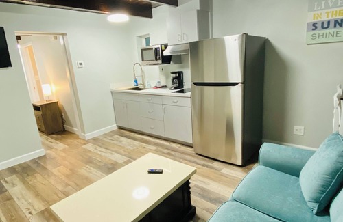 Tavares Cabaña | Cottage 36: Sunshine Suite - Waterfront Lodging in Downtown Tavares, FL