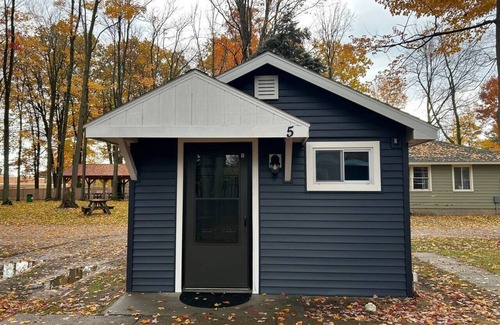 Lake City Cabina | Cottage #5 The Coneflower, 1 Bedroom Cottage