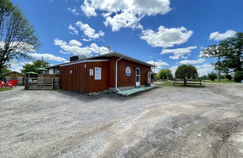 Campbellford Cabina | Cottage #6 - Catch More Resort (Waterfront)
