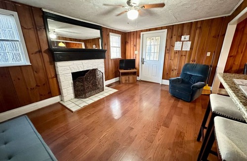 Nancy Cabina | Cottage 6- Lee’s Ford Marina