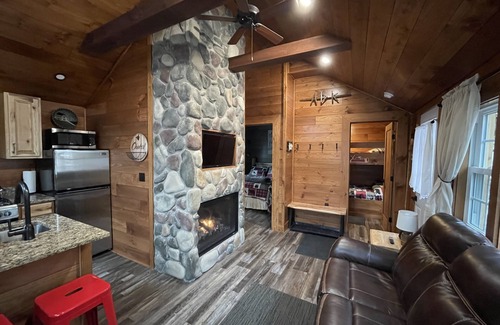 Old Forge Cabaña | Cottage “6th Lake" 2 Bedroom Cottage at The Lakes Old Forge