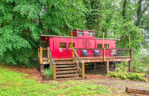 Bryson City Cabaña | Cottage and studio with WiFi, central AC, a firepit, grill - close to everything