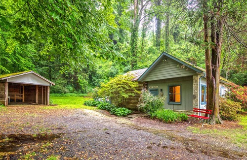 Bryson City Cabaña | Cottage and studio with WiFi, central AC, a firepit, grill - close to everything