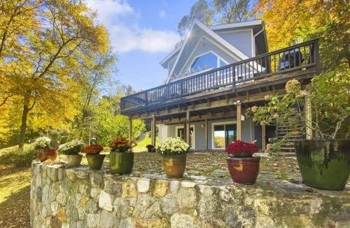 Newtown Casa | Cottage at Sunny Day