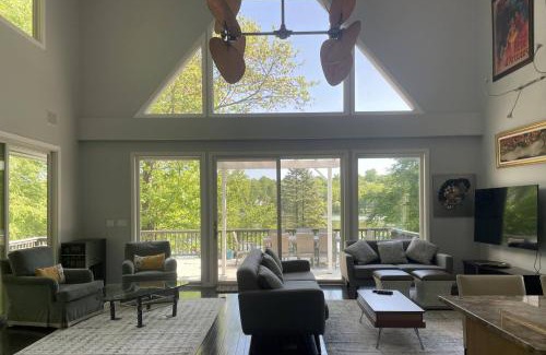 Newtown Casa | Cottage at Sunny Day
