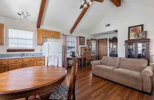 Fredericksburg Cabaña | Cottage at Twin Oaks - Dog Friendly - Incredible country views
